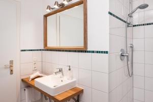 un baño con lavabo y ducha en Haus Jakob, en Bischofswiesen