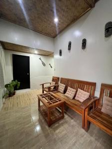 エルニドにあるAA Hostelのリビングルーム(ベンチ2台、薄型テレビ付)