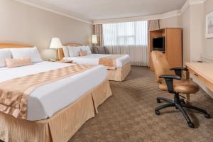 Postel nebo postele na pokoji v ubytování Edmonton Inn and Conference Centre