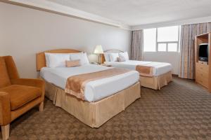 Postel nebo postele na pokoji v ubytování Edmonton Inn and Conference Centre