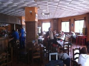 grupa ludzi siedząca przy stołach w restauracji w obiekcie Hotel Marina Victoria w mieście Algeciras