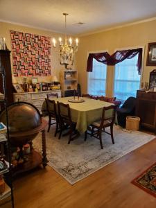 a dining room with a table and chairs in a room at Cozy Charming Vintage Villa in Oxford