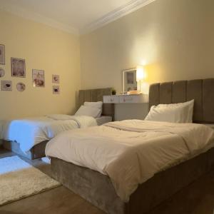 سرير أو أسرّة في غرفة في Hotel Apartment In Sheikh Zayed With Private Entrance