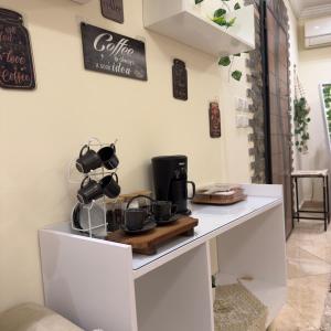 مرافق لصنع الشاي والقهوة في Hotel Apartment In Sheikh Zayed With Private Entrance