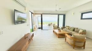 ラス・テレナスにあるOceanview Villa With King Bedsのソファとテーブルのあるリビングルーム