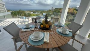 ラス・テレナスにあるOceanview Villa With King Bedsの木製テーブル(果物入り)