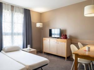 Ένα ή περισσότερα κρεβάτια σε δωμάτιο στο Adagio Paris Parc Expo Appart hotel