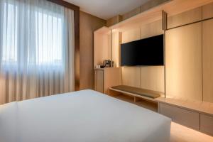 TV a/nebo společenská místnost v ubytování AC Hotel Firenze by Marriott