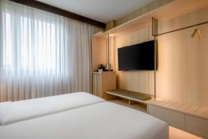 TV a/nebo společenská místnost v ubytování AC Hotel Firenze by Marriott