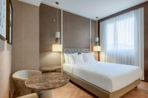 Postel nebo postele na pokoji v ubytování AC Hotel Firenze by Marriott