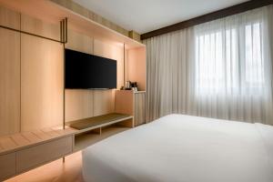 TV a/nebo společenská místnost v ubytování AC Hotel Firenze by Marriott