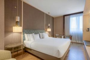 Postel nebo postele na pokoji v ubytování AC Hotel Firenze by Marriott