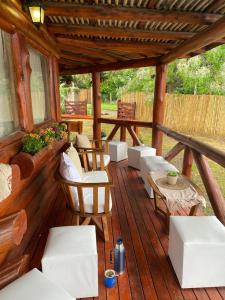 En balkon eller terrasse på cabaña octogonal rodeada de naturaleza + 13 billeder