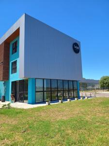 un edificio con un cartello sundai sul lato di Apart Hotel Selah a Santa Isabel