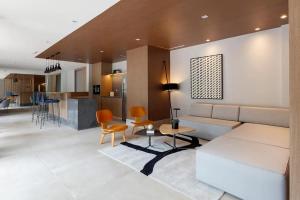 a living room with a couch and a table at O melhor do Brooklin 1301 in Sao Paulo