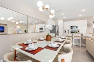 Dapur atau dapur kecil di SUPER CLOSE -DISNEY's PARKs THEME ROOMs & POOL +40 gambar