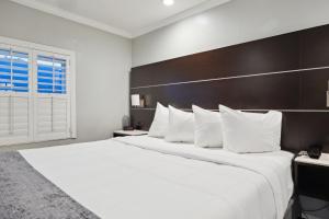 Ένα ή περισσότερα κρεβάτια σε δωμάτιο στο Bayhill Inn