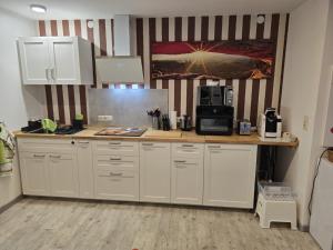 Η κουζίνα ή μικρή κουζίνα στο Ahauser Ferien- und Business-Appartement 48qm
