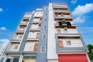 MadhapurSuper Collection O Madhapur Near Cyber Tower的红色门的高高的白色建筑