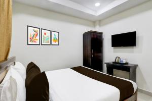 Super Collection O Madhapur Near Cyber Tower的电视和/或娱乐中心