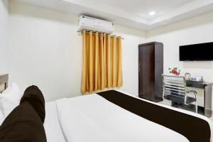 Super Collection O Madhapur Near Cyber Tower的电视和/或娱乐中心