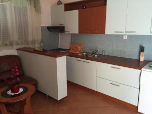 Kuchyň nebo kuchyňský kout v ubytování Apartments Anka