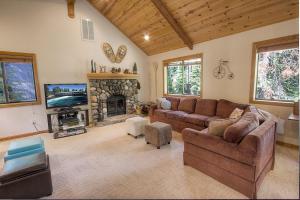 a living room with a couch and a fireplace at Sunnyside Up cabin in Tahoe City