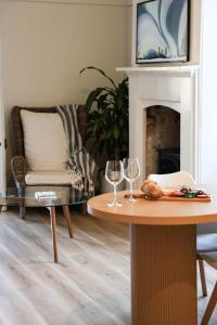 Posezení v ubytování Clements Cottage on Main St. Bare bnb by Bare Body Beauty co.