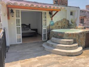 a patio with stairs leading to a hot tub at Casa de Huéspedes El prado in Santa Marta