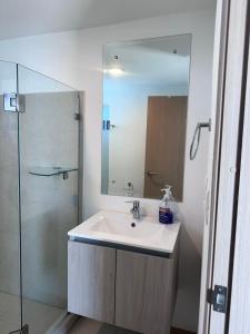 Ένα μπάνιο στο 16th Floor Oceanview Bliss