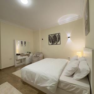 سرير أو أسرّة في غرفة في Hotel Apartment In Sheikh Zayed With Private Entrance