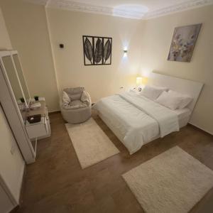 سرير أو أسرّة في غرفة في Hotel Apartment In Sheikh Zayed With Private Entrance