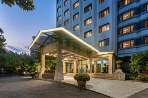 Un gran edificio con una fachada iluminada en SSAW Boutique Hotel Hangzhou West Lake Yilian, en Hangzhou