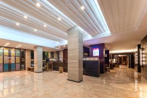Un vestíbulo de un hotel con columnas y un bar. en SSAW Boutique Hotel Hangzhou West Lake Yilian, en Hangzhou