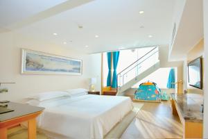 Postel nebo postele na pokoji v ubytování Sheraton Yantai Golden Beach Resort