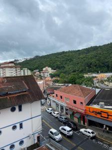 eine Luftansicht einer Stadt mit auf einer Straße geparkt in der Unterkunft Aguas de Lindoia pertinho de tudo in Águas de Lindóia