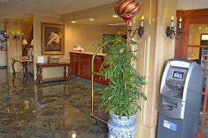 a lobby with a potted plant next to a parking meter at Folk Inn Ontario Airport in Ontario