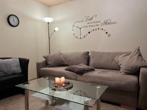 un soggiorno con divano e tavolo con candele di Im Hof a Pittenbach