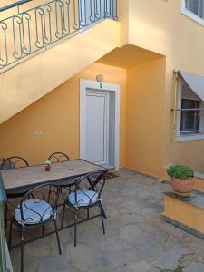 ニキティにあるSunset Escapeの木製テーブルと椅子付きのパティオ