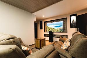 TV a/nebo společenská místnost v ubytování La Granja Boutique Nature Luxury and Relaxation