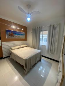 Postel nebo postele na pokoji v ubytování Apartamento reformado na melhor localização a 100 metros da praia,comodidade inclui ,garagem,internet,elevadores duas cadeiras de praia ,cooler,roupas de cama e banho