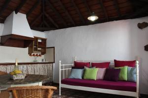 salon z kanapą i stołem w obiekcie Casitas La Montañita w mieście El Paso