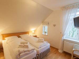 En eller flere senge i et værelse på Country house Bi Müür