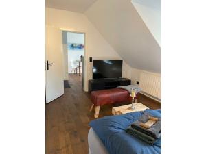 a living room with a couch and a tv at 1-bedroom apartment in Tating