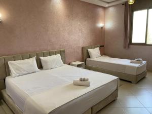 Postel nebo postele na pokoji v ubytování IGHIZ INN resort