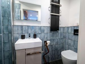 タツィングにある1-bedroom apartmentの白い洗面台とトイレのあるバスルーム