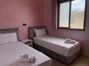 Postel nebo postele na pokoji v ubytování IGHIZ INN resort