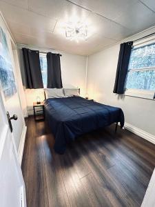 Postel nebo postele na pokoji v ubytování Cozy Cabin with Coeur d'Alene Lake views + 56 fotografií