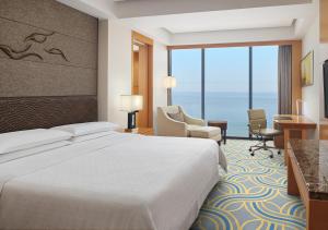 Postel nebo postele na pokoji v ubytování Sheraton Yantai Golden Beach Resort