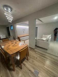 ein Wohnzimmer mit Tisch und Couch in der Unterkunft Casa Residencial Recreio dos Bandeirantes in Rio de Janeiro